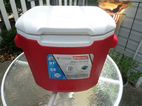 16 Quart COLEMAN WHEELED Cooler With Heavy Duty