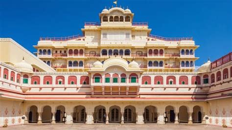 Explore The Vibrant Gems of Johari Bazaar Jaipur