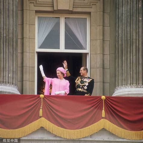英女王确诊新冠后首次公开露面 回看女王夫妇往昔-搜狐大视野-搜狐新闻