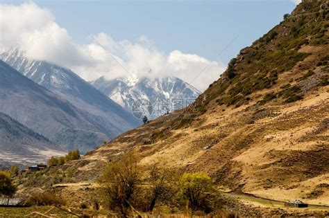 大山是四川甘孜的著名地标高清图片下载-正版图片507437719-摄图网
