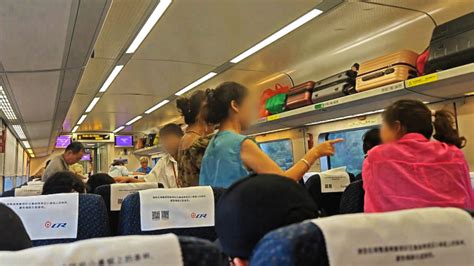 多名大妈高铁唱歌最新素材