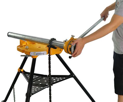 Using a Threader to Cut Left Hand Threads On Pipe 的图像结果