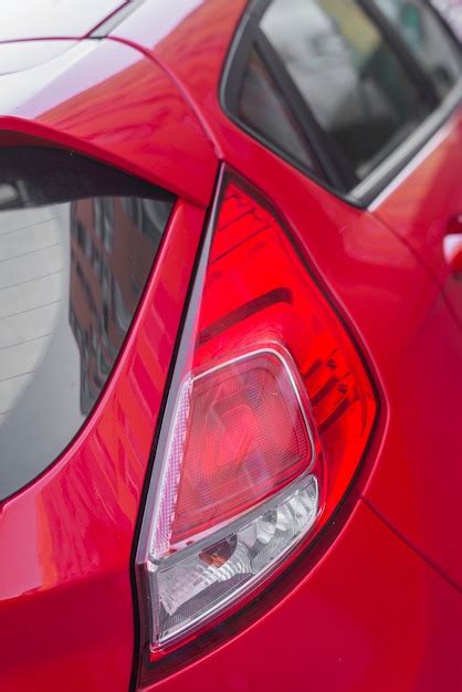 Nowoczesne tylne światło na czerwonym auto | Darmowe zdjęcie