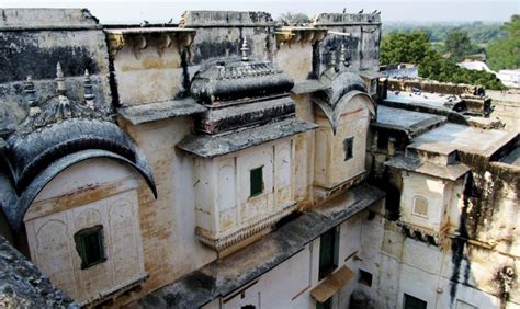 She Quit Showbiz to Live in an Old Fort for a Curious Reason – eShe