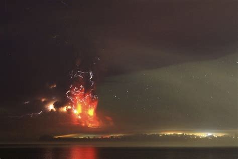 Calbuco Volcano Explosion 的图像结果