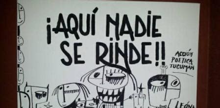 Diferentes murales de fondos blancos y letras negras se pueden observar ...