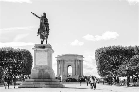 Equestrian statue at town square | Premium Photo
