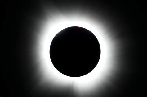 Sonne, Mond und Sterne: Himmelsjahr 2026 - Totale Sonnenfinsternis über ...