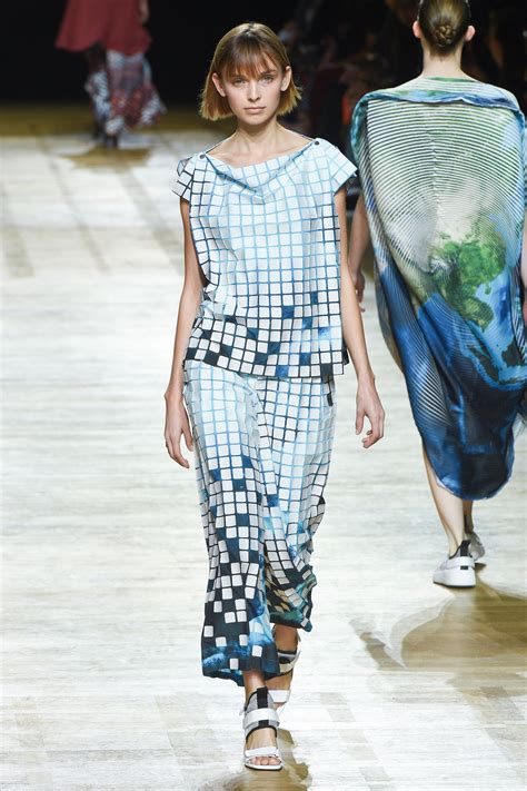 Issey Miyake Spring 2018 Ready-to-Wear Fashion Show Collection | Pleats ...