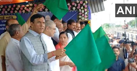 Gujarat: Railway Minister Vaishnaw flags off Bhavnagar-Ayodhya weekly train