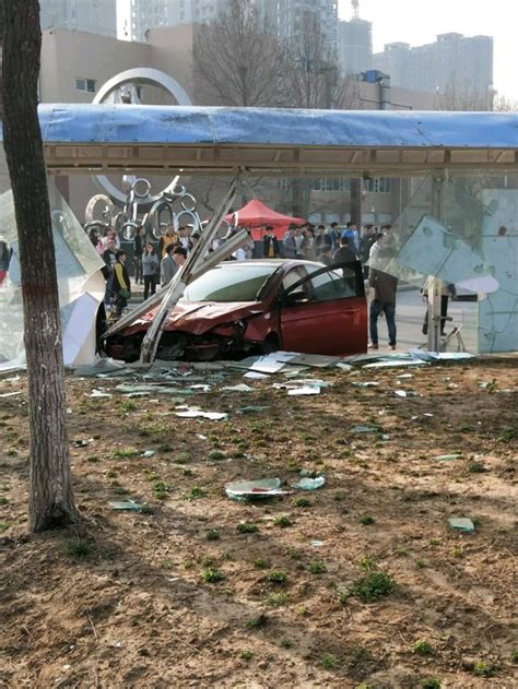 江西奉新汽车冲撞行人致3死18伤 大部分为学生|车祸_新浪新闻