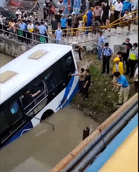 上海公交车坠河最新消息今天 上海一公交车冲上人行道后坠河：司机提前让乘客下车__财经头条