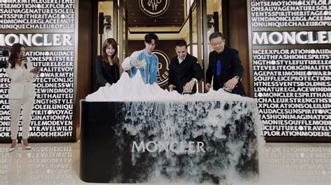 Moncler全球最大商店开业次日，另一门店40000欧羽绒服被“抱走” - YouTube