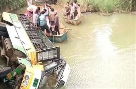 आंध्र प्रदेश में बड़ा सड़क हादसा, नदी में गिरी बस, 9 लोगों की मौत ...