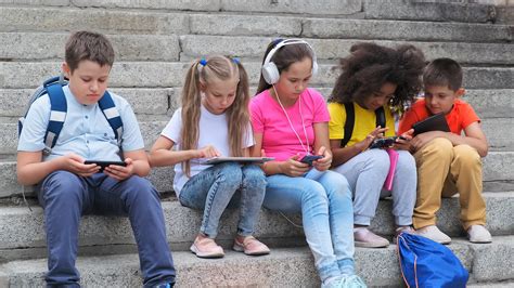 სმარტფონებზე დამოკიდებული ბავშვები - 21-ე საუკუნის გამოწვევა და ...