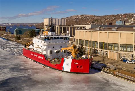 Duluth Harbor Cam: CGC Mackinaw in front of the Duluth Entertainment ...