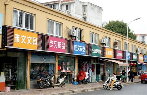 一条街招牌中文被改拼音！最新变化_商铺_商家_街道