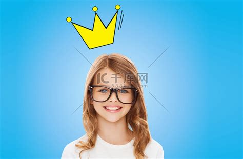 戴着皇冠眼镜微笑的小女孩高清摄影大图-千库网