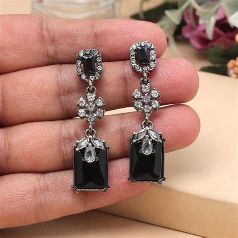 Black Color Fashion Earrings In Minimalist Style For Everyday Wear ...