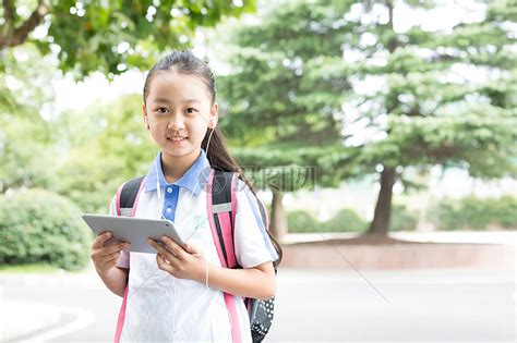 小学生用平板在线上课学习高清图片下载-正版图片500601628-摄图网