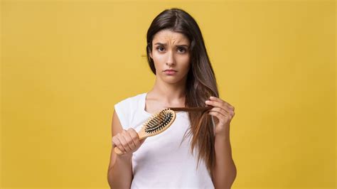 हेयर फॉल से हैं परेशान तो शैंपू बदलने की जगह, शुरू कर दीजिए इतनी मात्रा ...