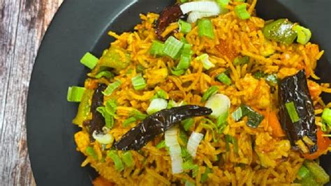 Indo-Chinese Recipe: How To Make Burnt Chili Garlic Fried Rice Recipe ...