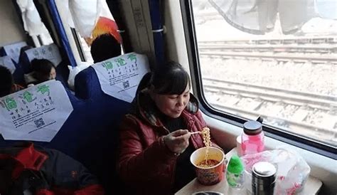 男童高铁上吃“泡面”，却被周围人辱骂“没教养”？宝爸一句回怼太解气了！_孩子_妈妈_素质