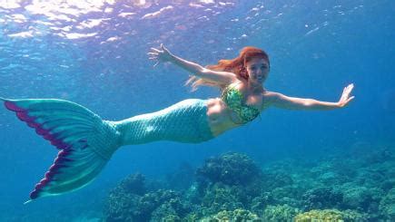 Woman makes her living as a real life mermaid - BT