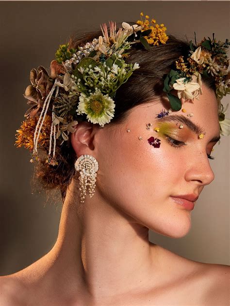 Lorvana White Studs – House of Doro