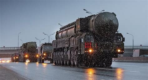 载洲际核导弹的车被堵莫斯科大环 网友：竟然没有警车开道