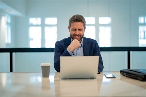 Businessman with Laptop 的图像结果