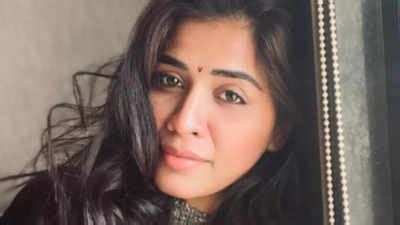 Jahnvi Chauhan stuns in a black saree, embracing imperfections with ...