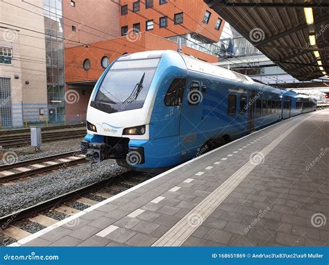 Blue Local Train 的图像结果