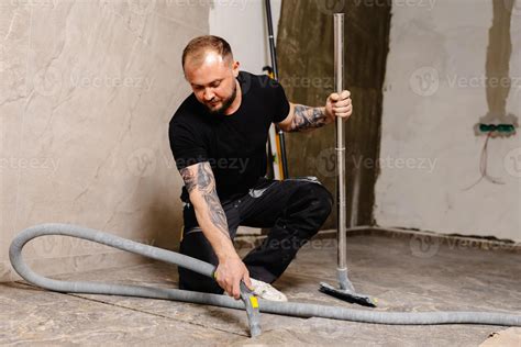 construcción trabajador Pasar la aspiradora polvo y escombros después ...