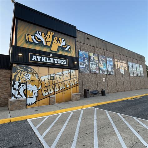 Building Wall Frame Signage 的图像结果