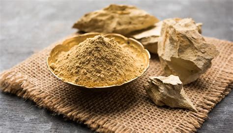 10 DIY Ways To Use Multani Mitti for Skin and Hair - lifeberrys.com