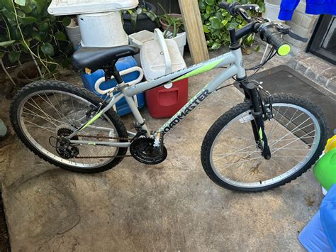 Roadmaster Granite Peak Boy's Mountain Bike, 24-inch wheels, Silver for Sale in Houston, TX ...