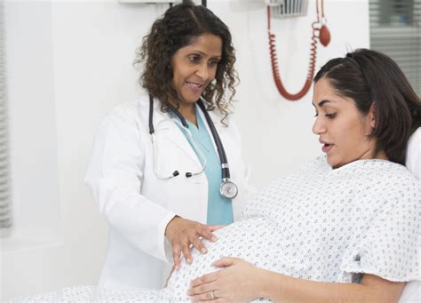 En Caul Birth: Benefits and Complications