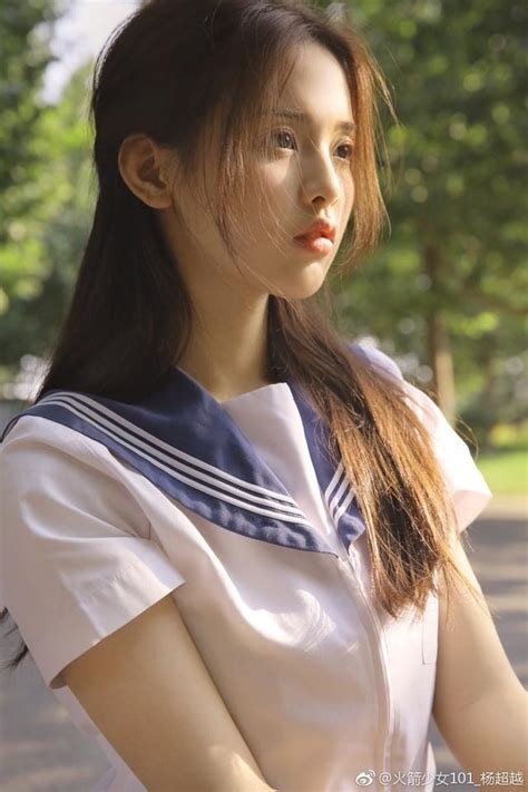 杨超越水手服壁纸：是元气满满的少女啊