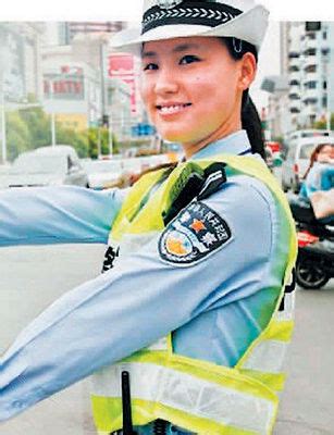 南京美女交警执勤视频走红_新闻中心_新浪网