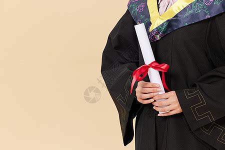 带着学位帽的女生手举毕业证书庆祝毕业高清图片下载-正版图片501750139-摄图网