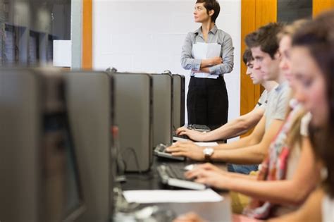 Students in Computer Room 的图像结果
