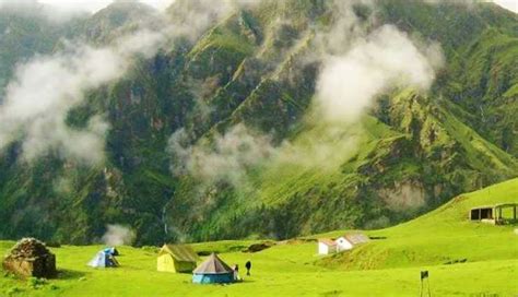 6 Immensely Beautiful Treks To Explore in Uttarakhand - lifeberrys.com