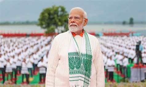 PM Modi adorns Assam's Gamosa at Yoga event in Srinagar, Union Minister ...