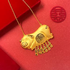 囍爱系列“金猪抱喜”足金项链(猪牌) | 六福珠宝Lukfook Jewellery官方网站 | 香港著名珠宝品牌