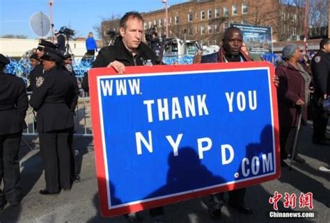 纽约数千警察抬棺材上街抗议薪水过低(组图)|纽约| 警察_凤凰资讯
