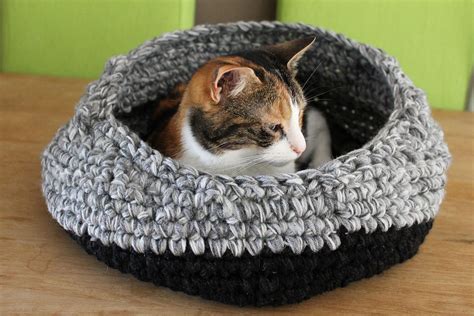 cat nest from left-over yarn by Ioana van Deurzen | Crochet cat bed ...