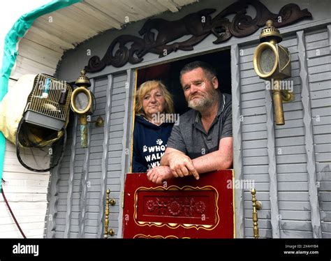 Romany family in traditional horse wagon caravan Britain, Uk Stock ...