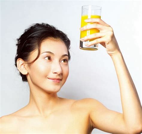 青春美容喝饮料自拍的女人高清图片下载-正版图片502302351-摄图网