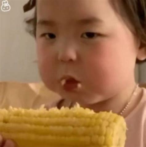 微信表情包上那个啃玉米瞪人的可爱女孩叫什么？